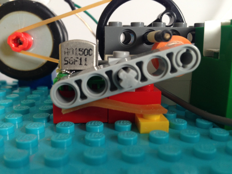 レゴで作ったピンチローラーの構造。輪ゴムをバネの代わりに